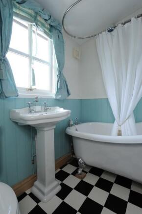 bathroom 1.jpg
