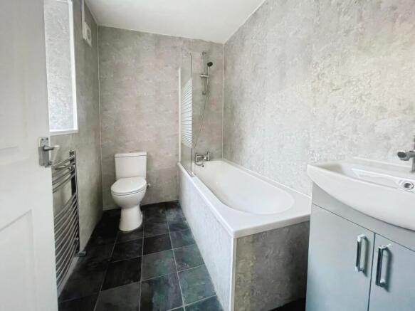 2 bed Terraced to rent Image 5