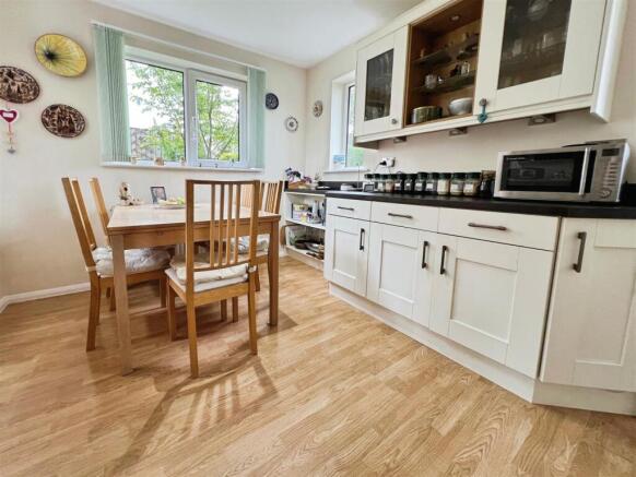 3 bed Semi-Detached for sale Image 9