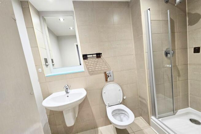 4 bed Apartment to rent Image 5