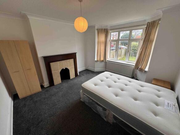 4 bed Semi-Detached to rent Image 8