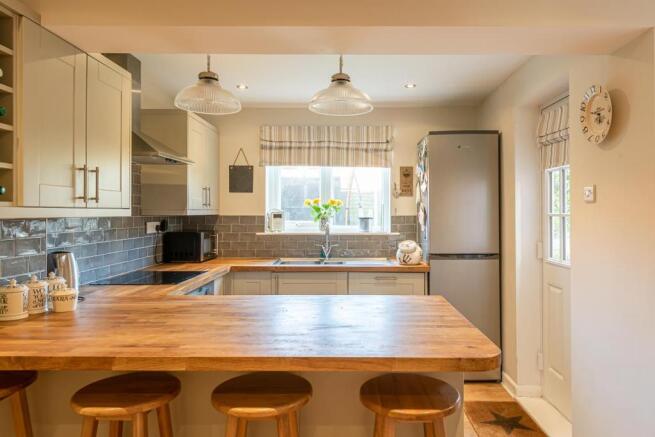 OPEN PLAN KITCHEN/DINING AREA
