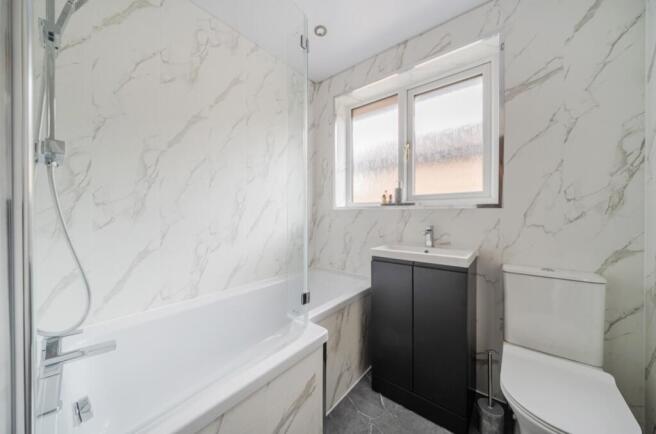 4 bed Detached for sale Image 6