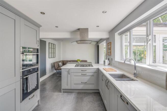 4 bed Detached for sale Image 5