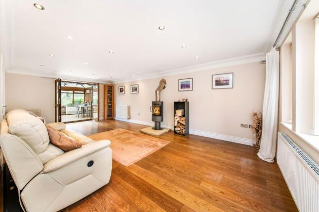 5 bed Detached for sale Image 5