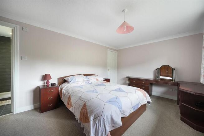 5 bed Detached for sale Image 9