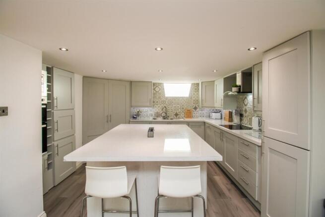 KITCHEN/BREAKFAST AREA