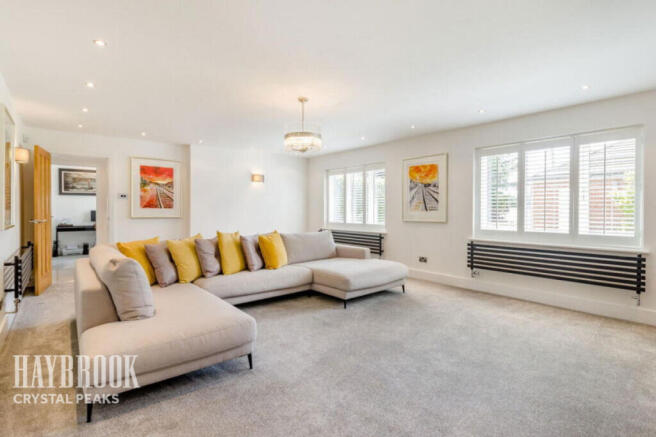 5 bed Detached for sale Image 8