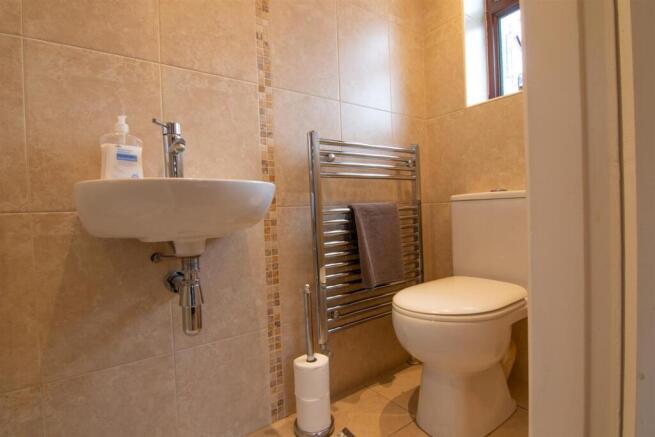 14. EN SUITE 2.jpg
