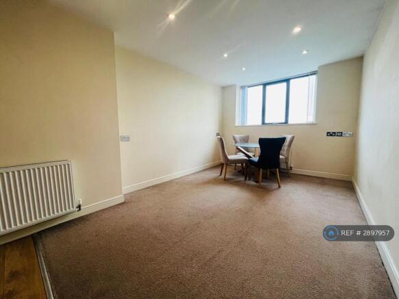 2 bed Flat to rent Image 2