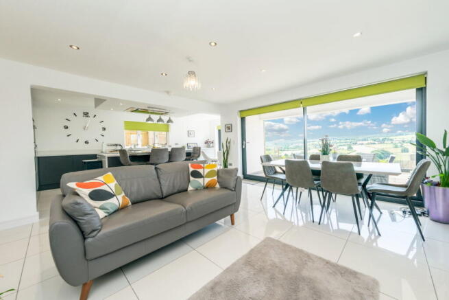 5 bed Detached for sale Image 9