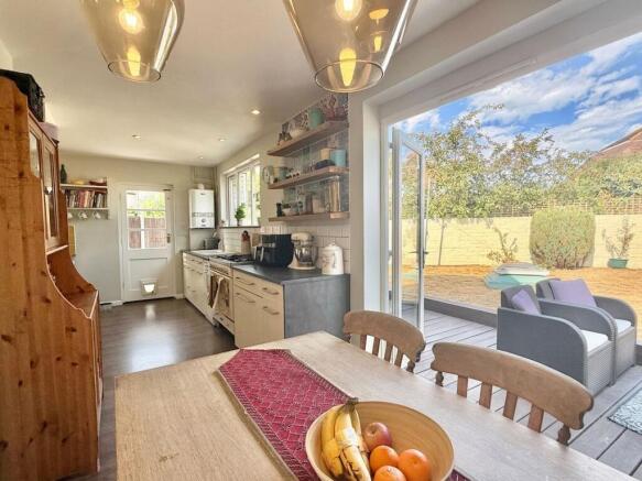 KITCHEN/DINING ROOM