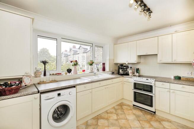 4 bed House for sale Image 9