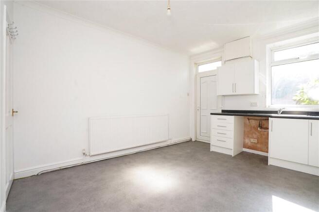 2 bed Terraced to rent Image 6