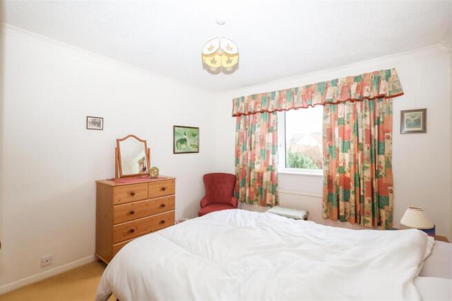 4 bed Detached Bungalow for sale Image 10