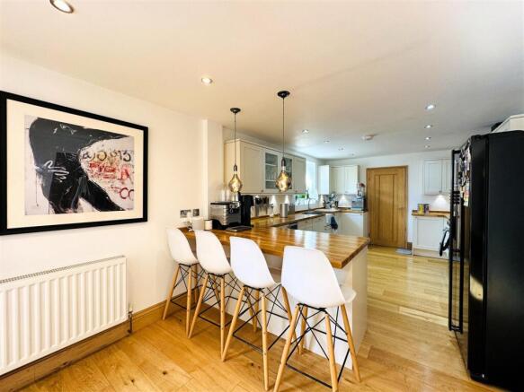 4 bed Detached for sale Image 6