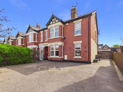 Four Bedroom House With Detached Coach House