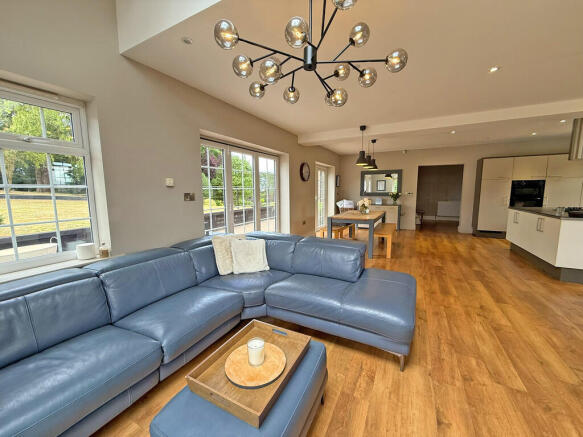 5 bed Detached for sale Image 4