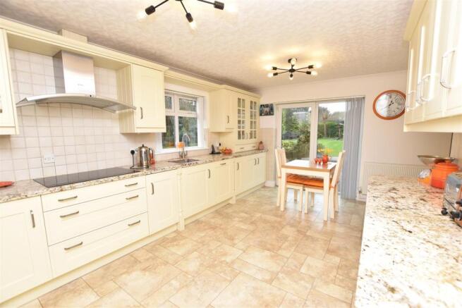KITCHEN/BREAKFAST ROOM