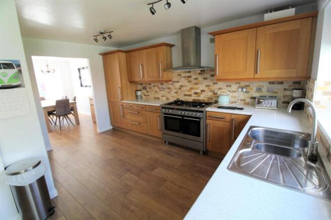 BREAKFASTING KITCHEN