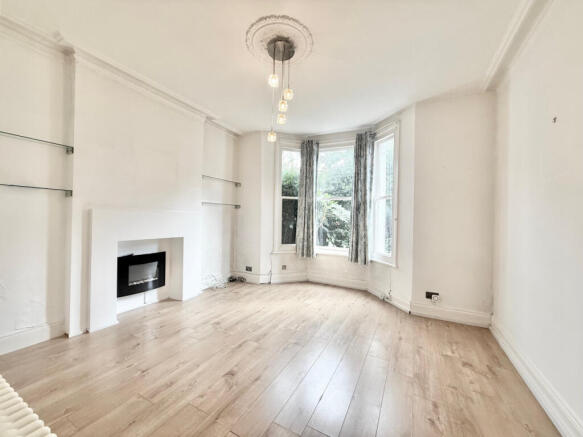 2 bedroom ground floor flat in queens park