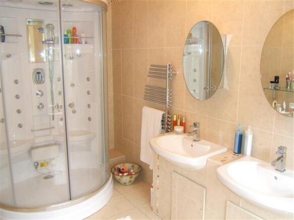 EN SUITE SHOWER ROOM