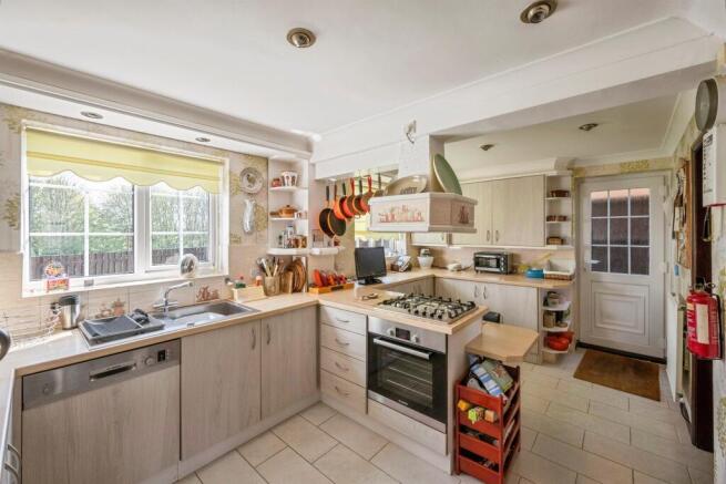 4 bed Detached for sale Image 6