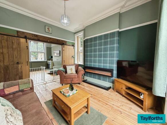 5 bed Detached for sale Image 11