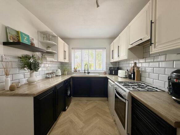 4 bed Detached to rent Image 2