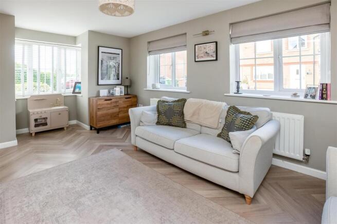 35 Hawthorn Close 2331-6.jpg