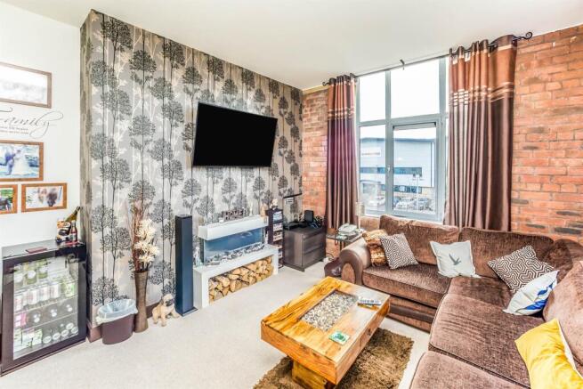 2 bed Apartment to rent Image 11