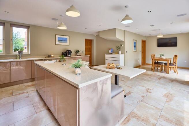 4 bed Detached for sale Image 8