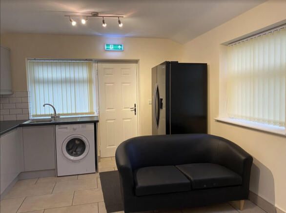 4 bed House to rent Image 4