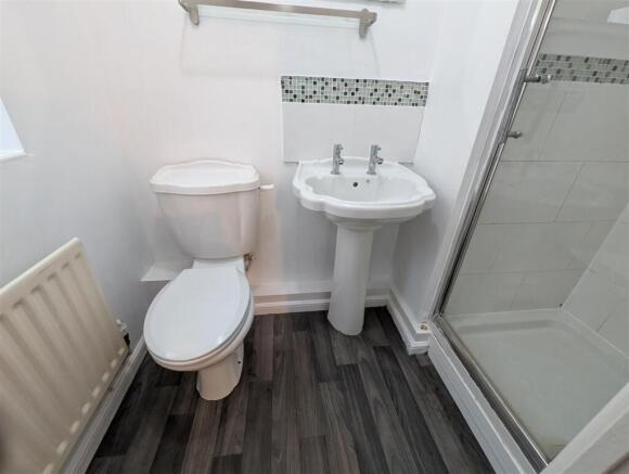 EN-SUITE SHOWER ROOM: