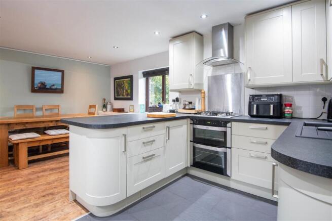 Kitchen & Dining