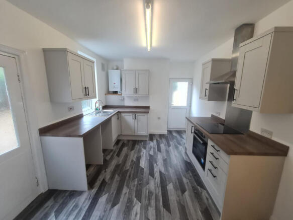 3 bed semi-detached house to rent Jeffcock Road,