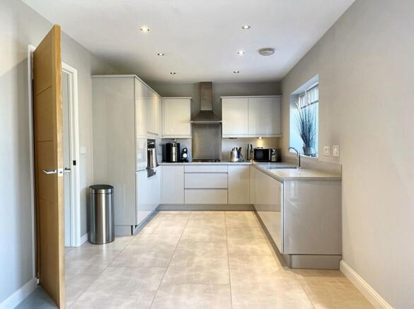 4 bed Detached for sale Image 7