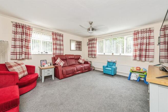 3 bed Ground Flat for sale Image 5