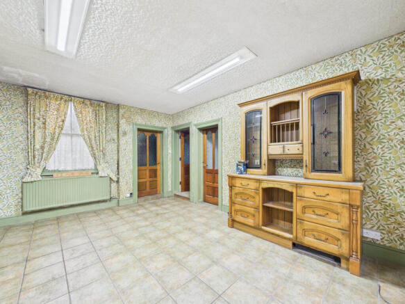 6 bed Detached for sale Image 11