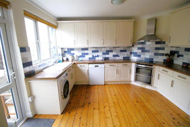 Heatherside Road, West Ewell photo 4