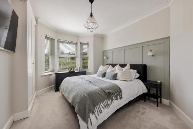 Pulteney Road, E18