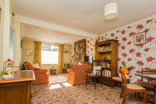 Lounge/Dining Roo...