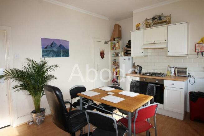 5 bed House to rent Image 5