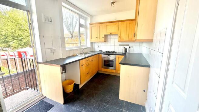 3 bed Apartment to rent Image 4