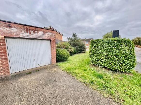 Garage & Driveway 