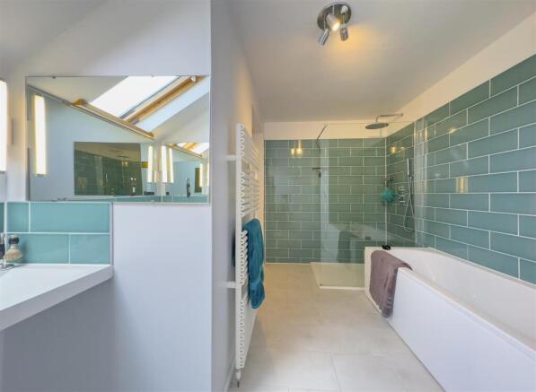 Master En-suite Bathroom