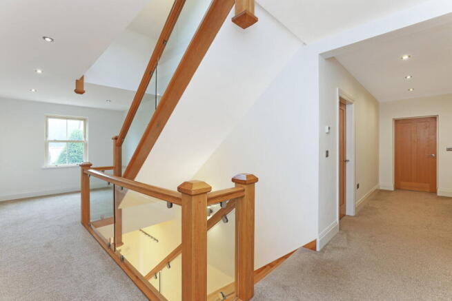 6 bed Detached for sale Image 12
