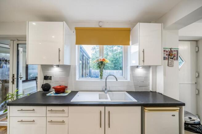 4 bed Detached for sale Image 6