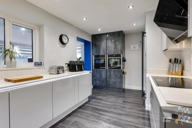 5 bed House for sale Image 7