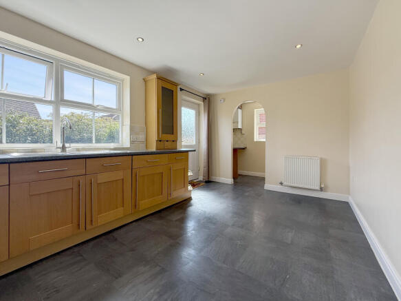 4 bed Detached for sale Image 8